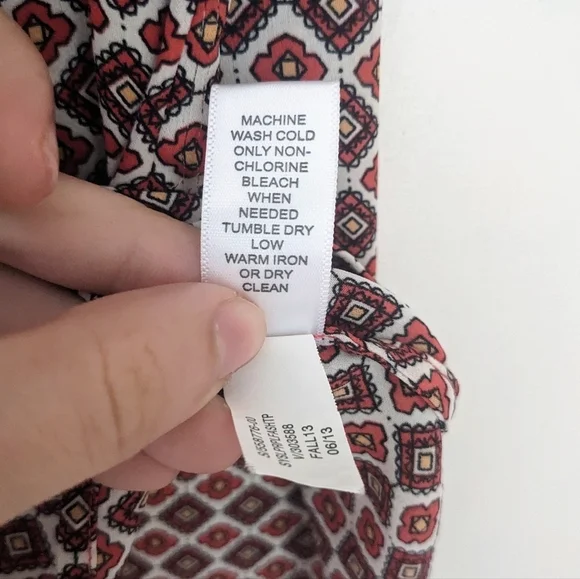 Banana Republic S Red Geometric Print Shell - Picture 5 of 6